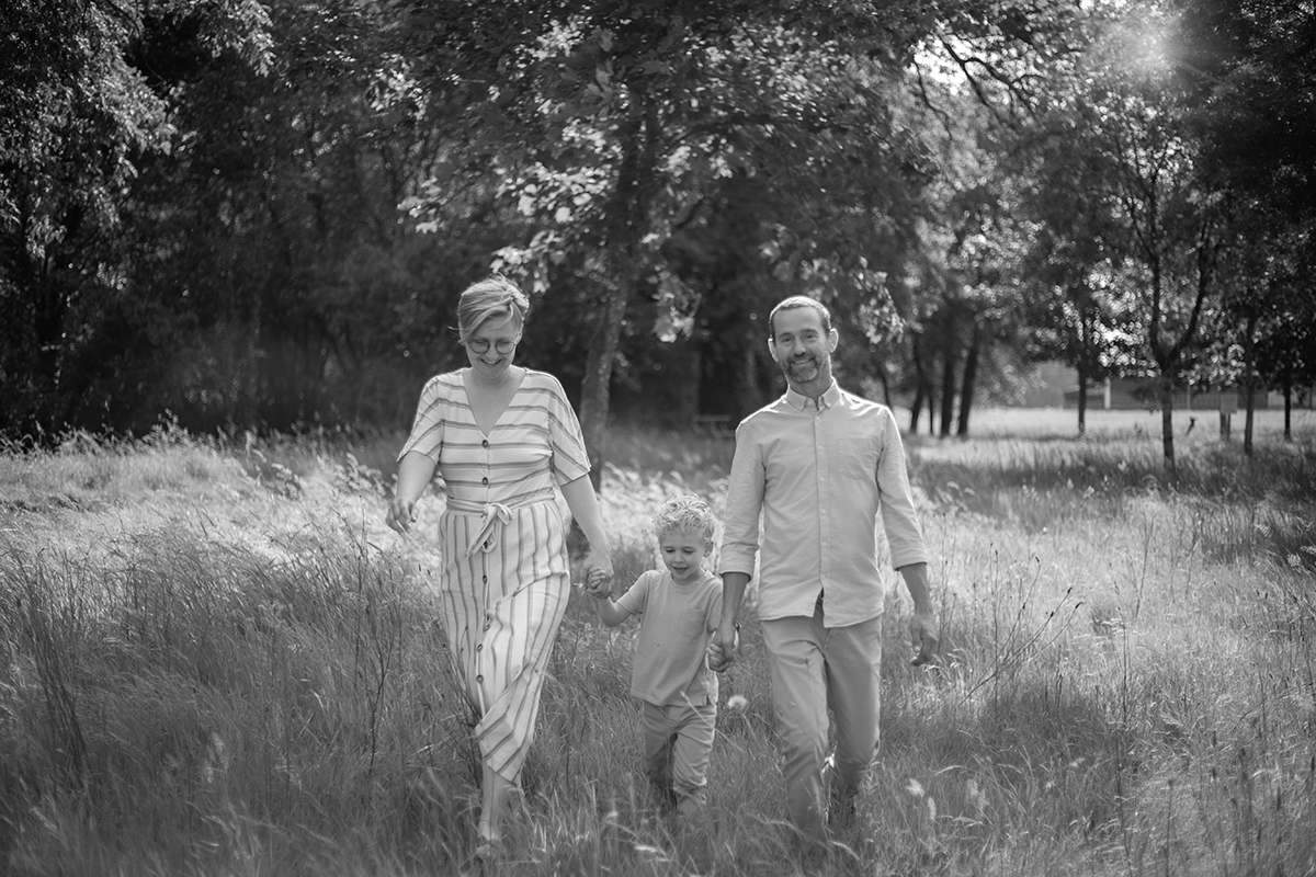 famille extérieur étang qui se tiennent la main lisa mazeau photographe professionnelle gironde