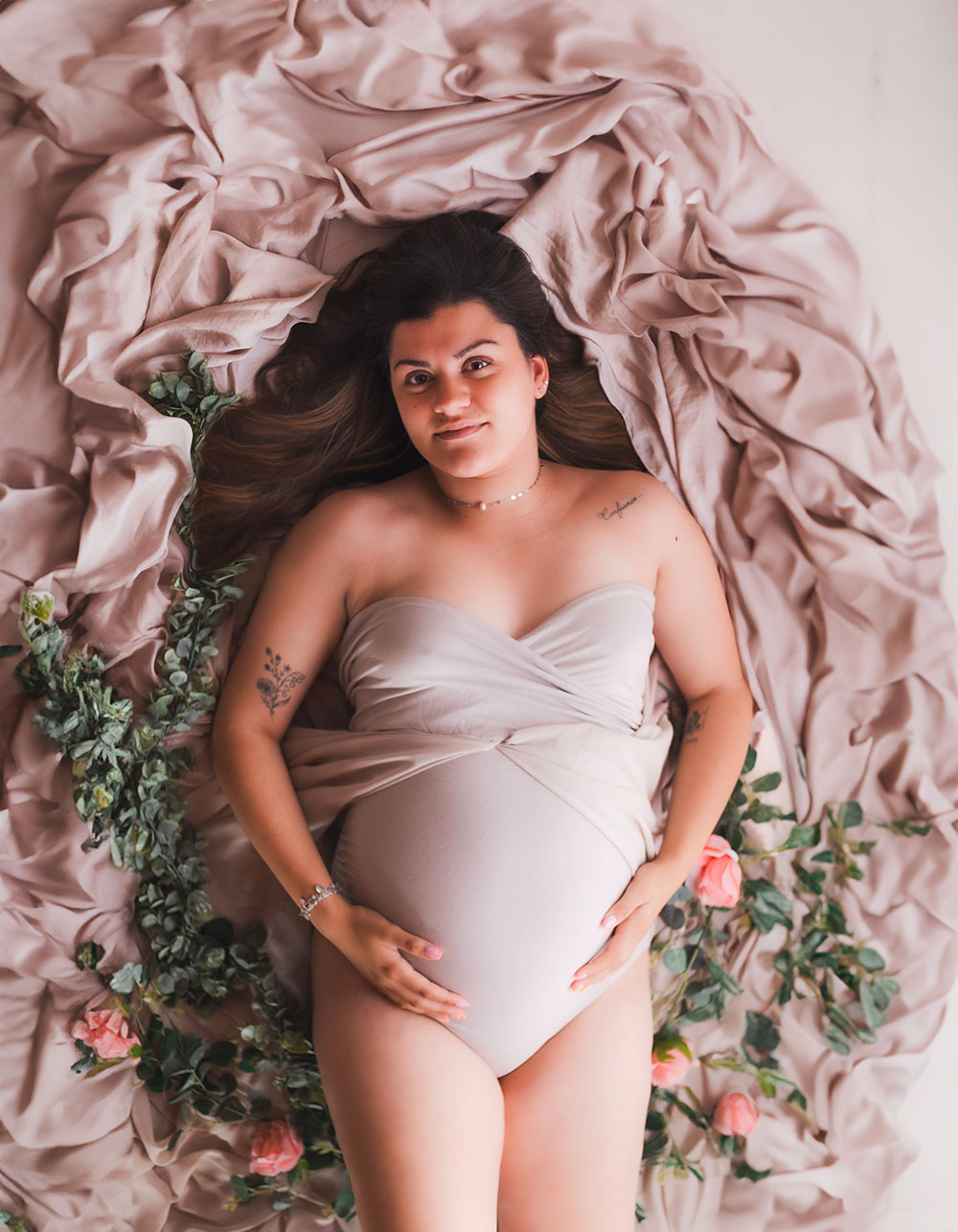 femme enceinte drap rose lisa mazeau photographe professionnelle gironde