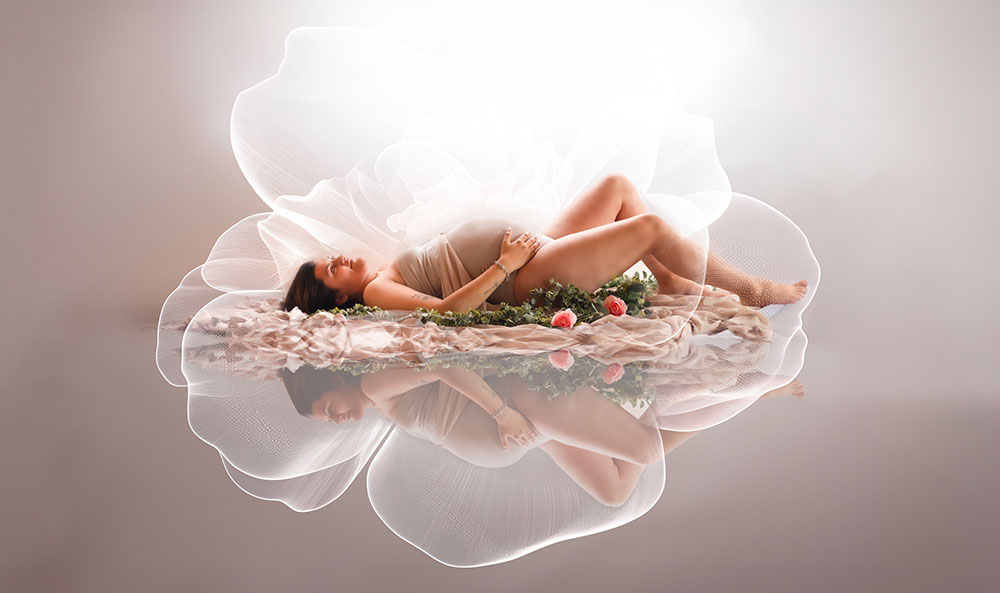 femme enceinte fleur rose lisa mazeau photographe professionnelle gironde