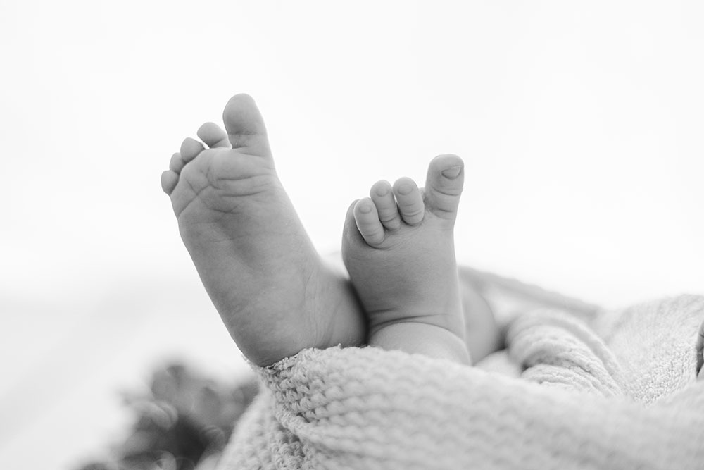 pieds bébé dans un lange lisa mazeau photographe professionnelle gironde