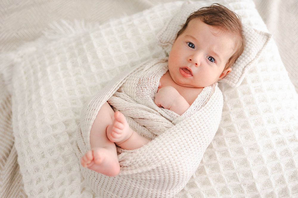 bébé enveloppé drap blanc lisa mazeau photographe professionnelle gironde