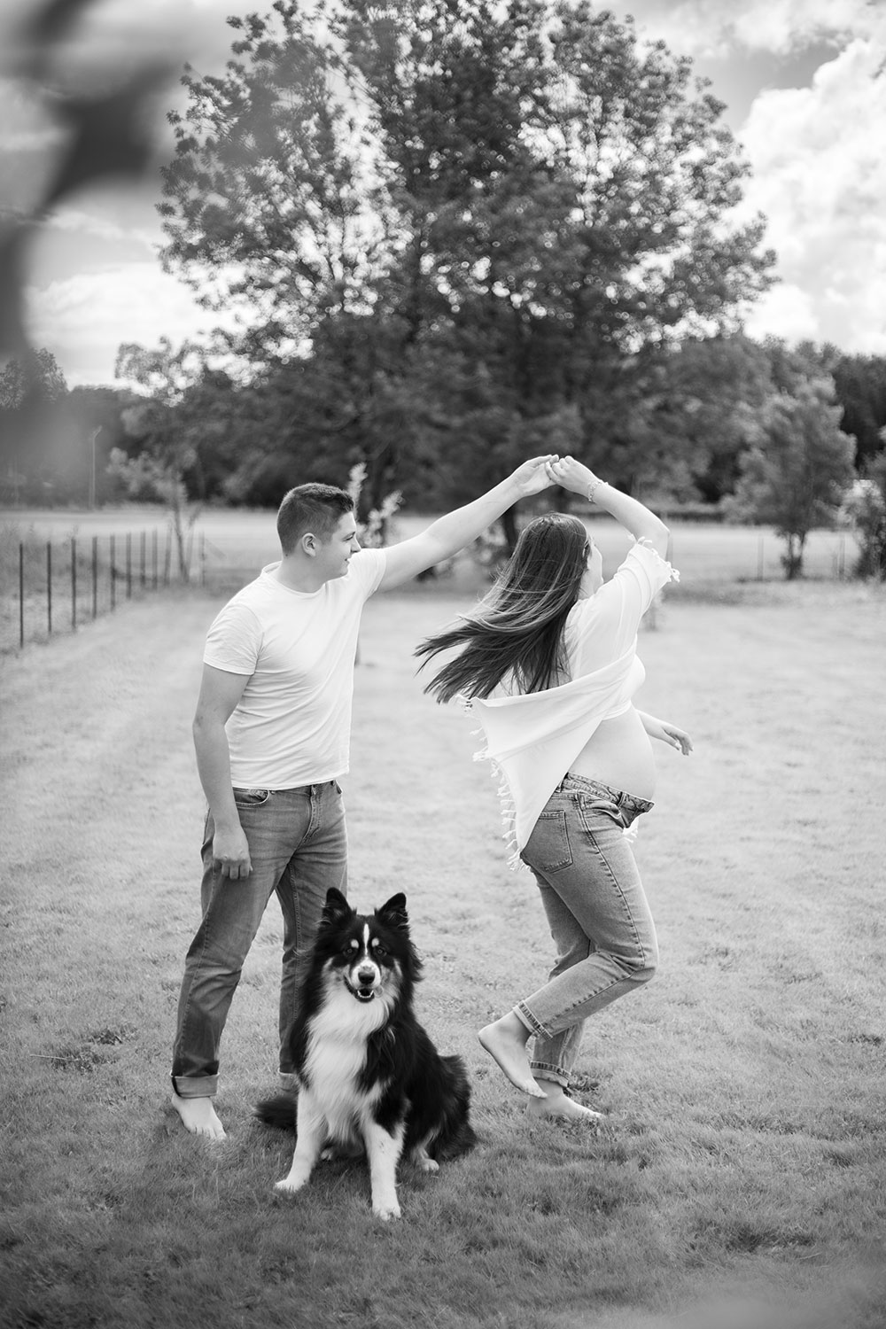 femme enceinte et papa qui dansent avec chien lisa mazeau photographe professionnelle gironde
