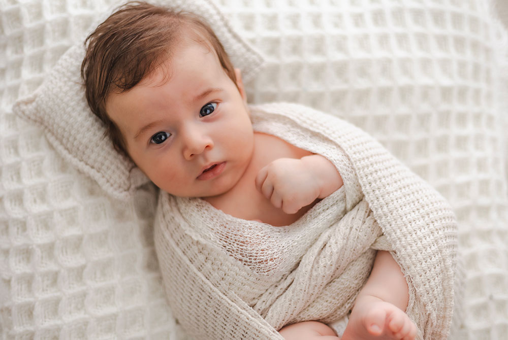bébé enveloppé drap blanc yeux ouverts lisa mazeau photographe professionnelle gironde