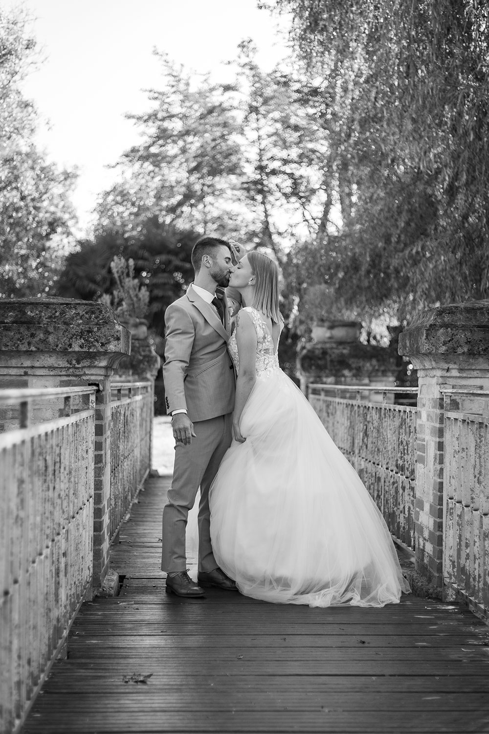 couple mariage bisou pont ancien lisa mazeau photographe professionnelle gironde