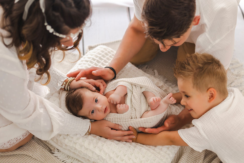 famille unie autour bébé lisa mazeau photographe professionnelle gironde