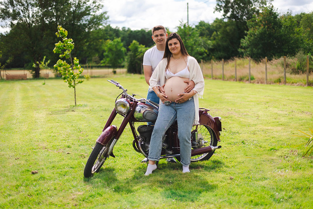 femme enceinte et papa devant moto lisa mazeau photographe professionnelle gironde