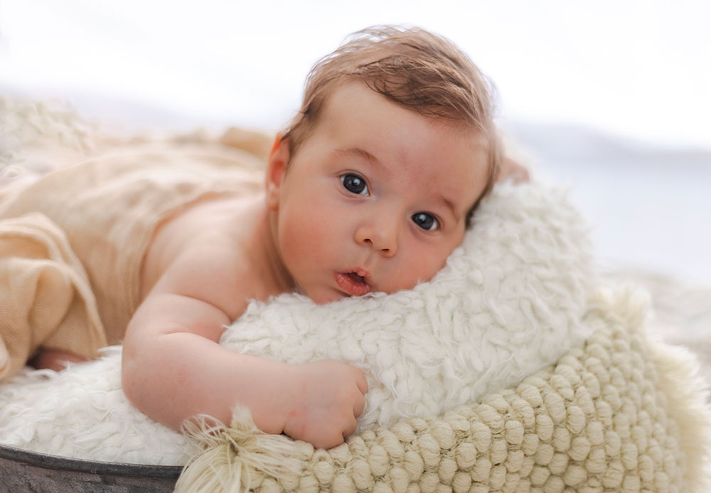 bébé qui regarde objectif lisa mazeau photographe professionnelle gironde