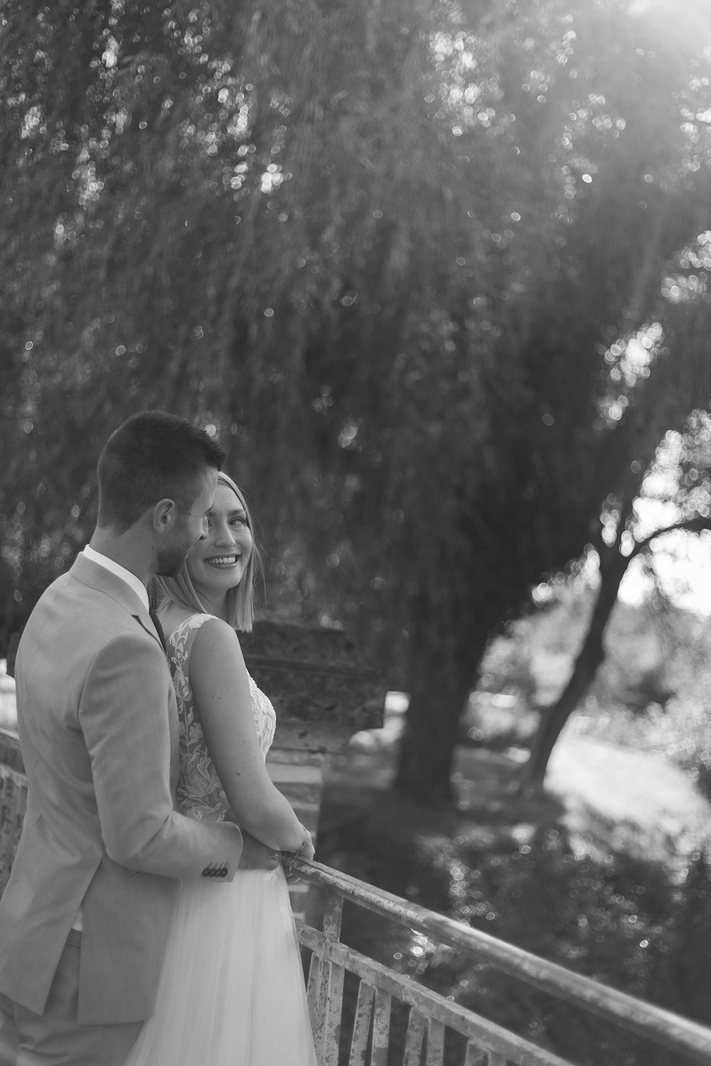 couple mariage sourire pont ancien lisa mazeau photographe professionnelle gironde