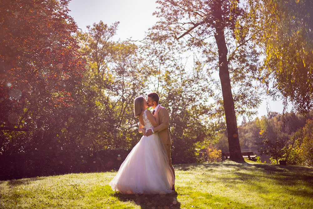 couple mariage s'embrasse nature lisa mazeau photographe professionnelle gironde