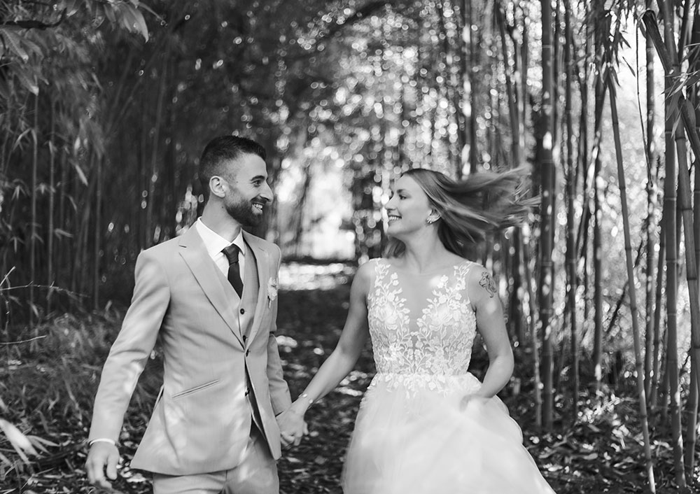 couple mariage heureux court forêt bambou lisa mazeau photographe professionnelle gironde