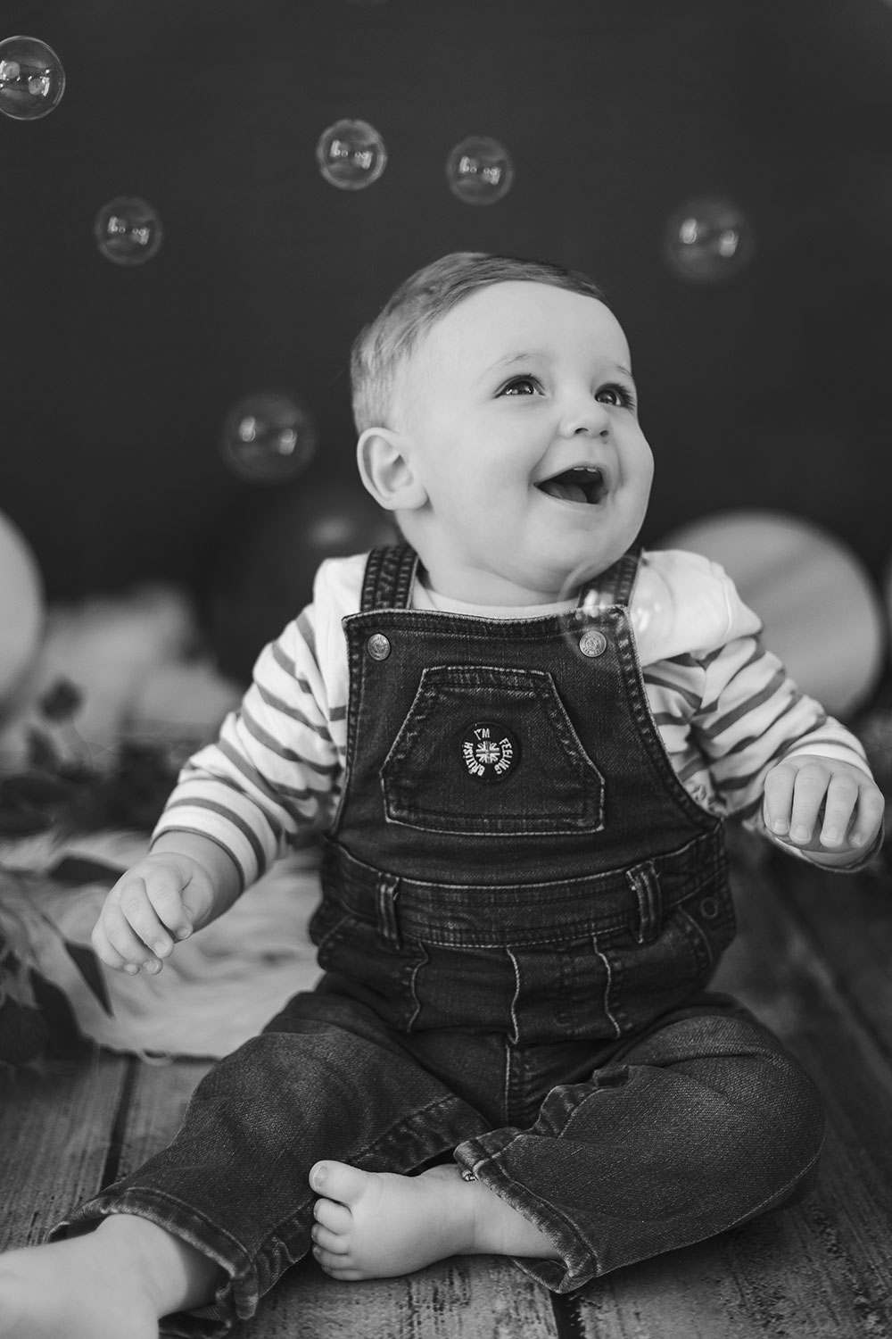 bébé avec salopette rit aux bulles lisa mazeau photographe professionnelle gironde
