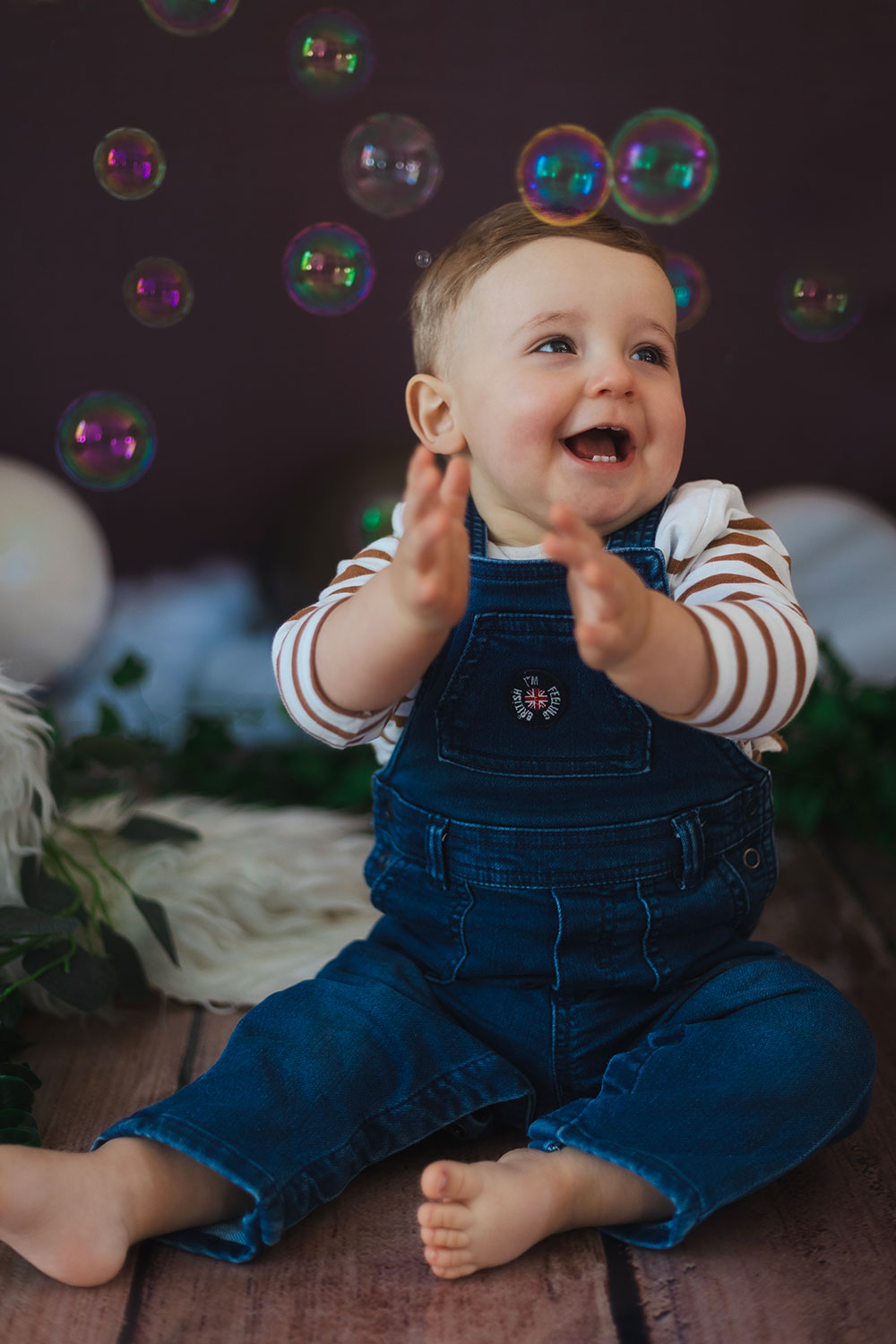 bébé avec salopette tape des mains avec bulles lisa mazeau photographe professionnelle gironde