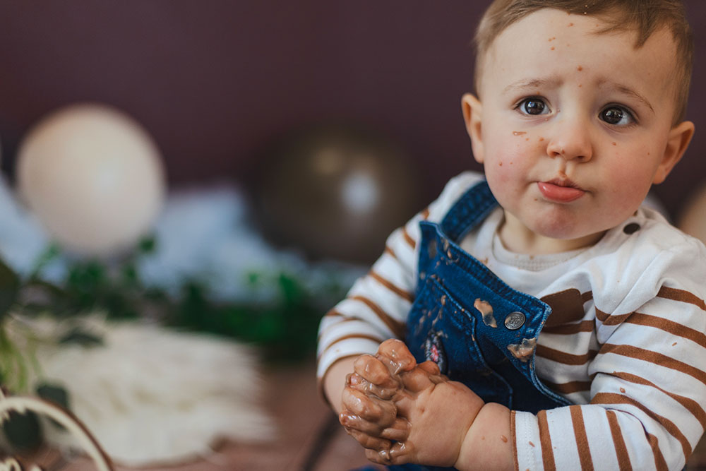 bébé avec salopette plein de gâteau lisa mazeau photographe professionnelle gironde