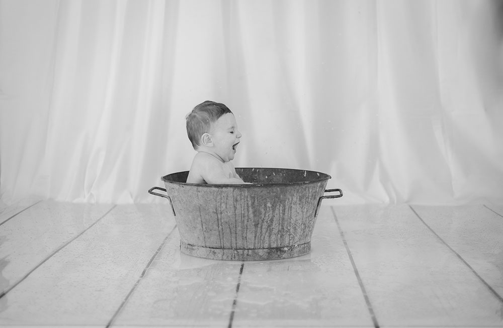 bébé dans bain bassine ferraille lisa mazeau photographe professionnelle gironde