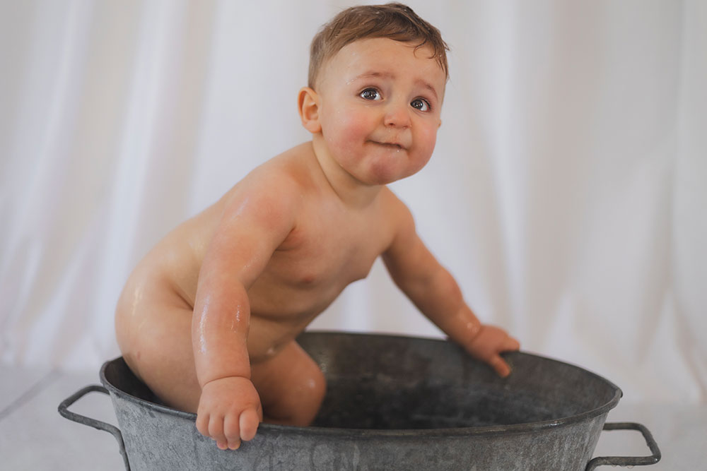 bébé potelé dans bain bassine ferraille lisa mazeau photographe professionnelle gironde