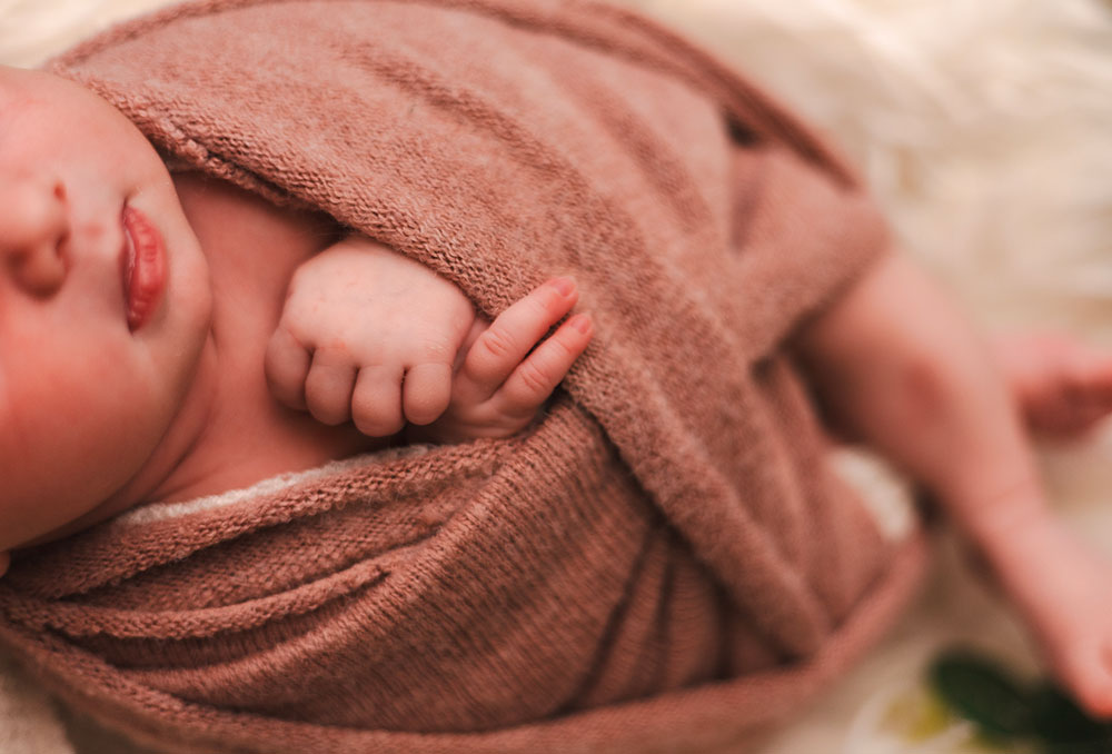 bébé emmailloté tissu terra cotta lisa mazeau photographe professionnelle gironde