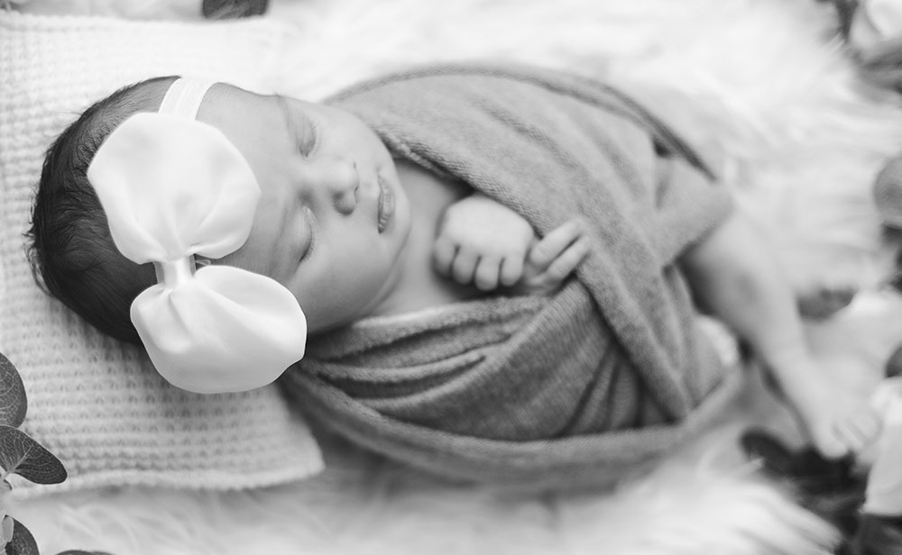 bébé emmailloté et bandeau cheveux lisa mazeau photographe professionnelle gironde
