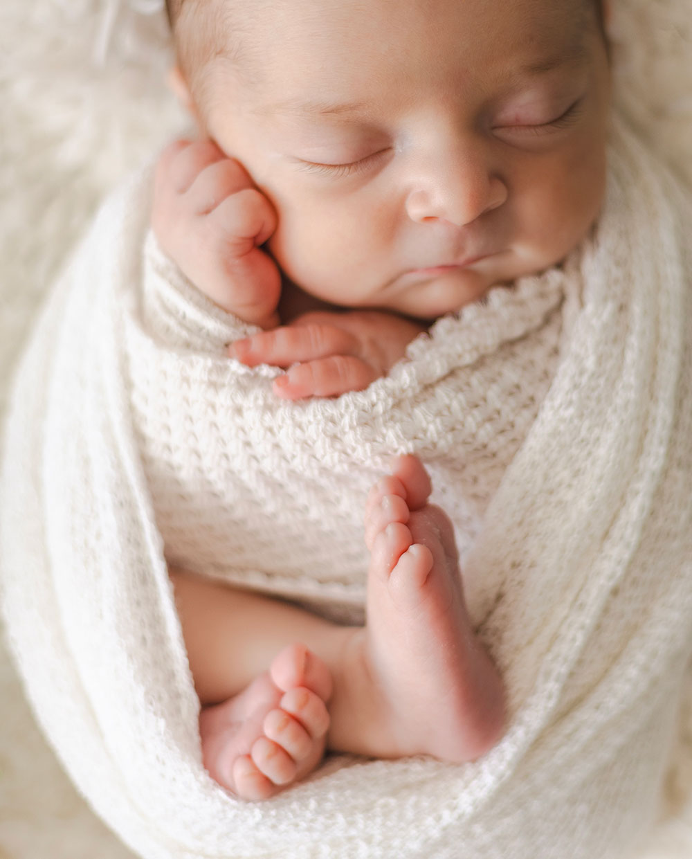 bébé emmailloté drap blanc lisa mazeau photographe professionnelle gironde