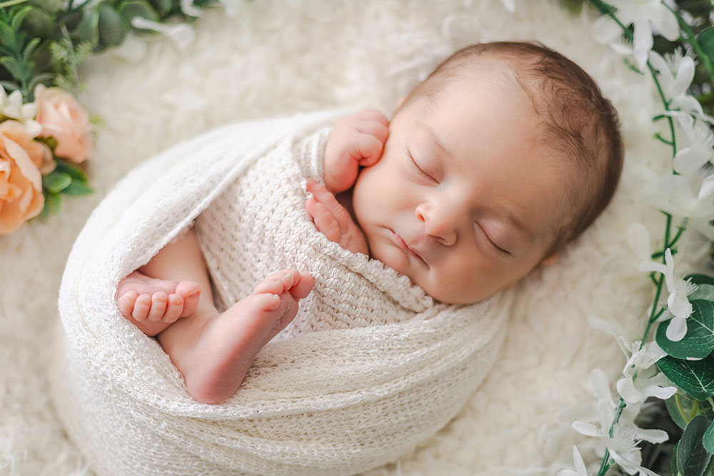 bébé emmailloté drap blanc et lierre lisa mazeau photographe professionnelle gironde