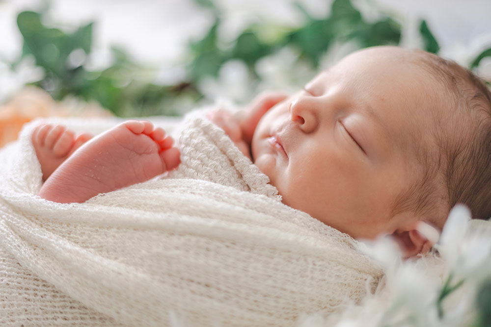 bébé dort emmailloté tissu blanc et lierre lisa mazeau photographe professionnelle gironde