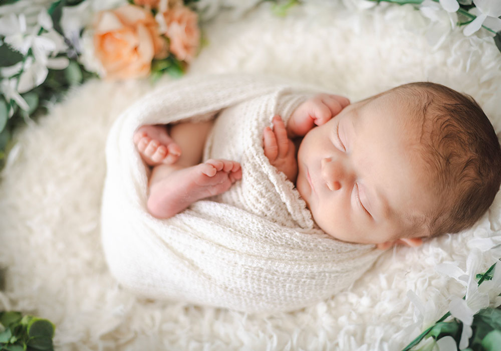 bébé dort emmailloté lit velours blanc et lierre lisa mazeau photographe professionnelle gironde