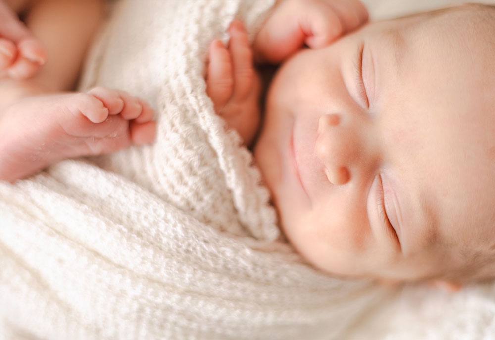 bébé sourire et petit pied lisa mazeau photographe professionnelle gironde