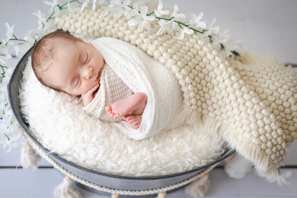 bébé bassine inox et plaid épais blanc lisa mazeau photographe professionnelle gironde