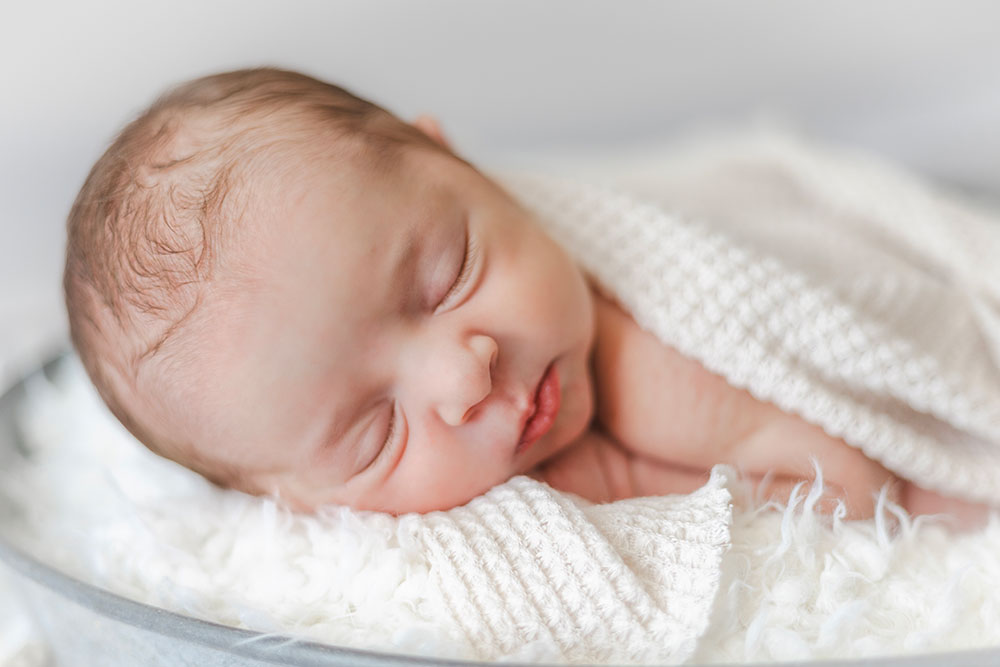 bébé dort sur le côté lisa mazeau photographe professionnelle gironde