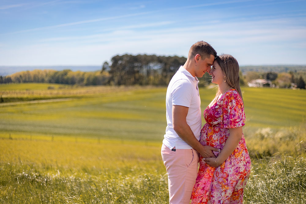 femme enceinte et papa nature champ vert lisa mazeau photographe professionnelle gironde