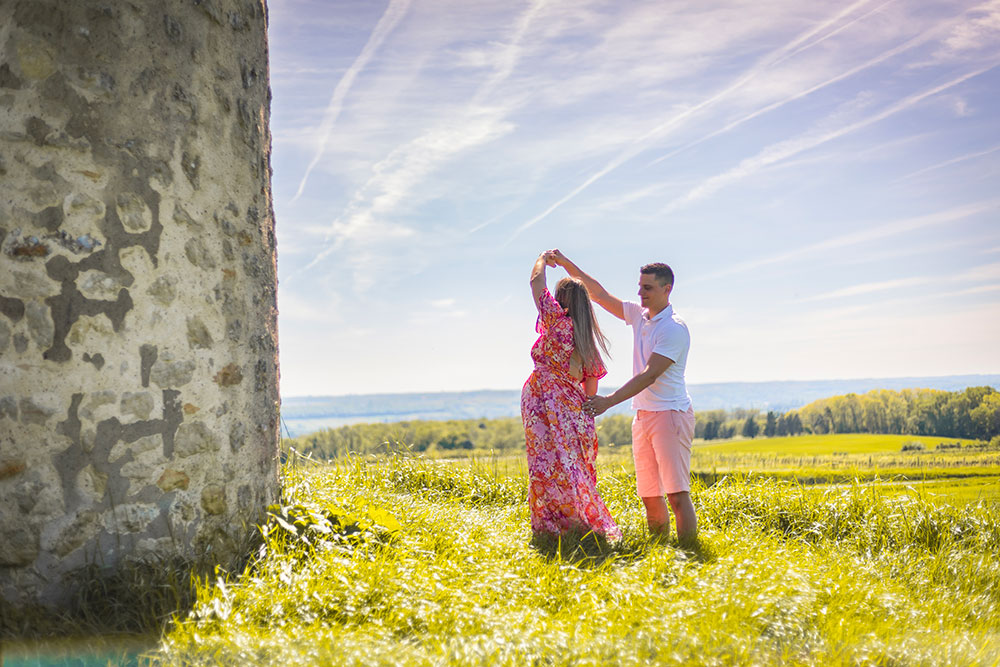 femme enceinte et papa qui dansent lisa mazeau photographe professionnelle gironde