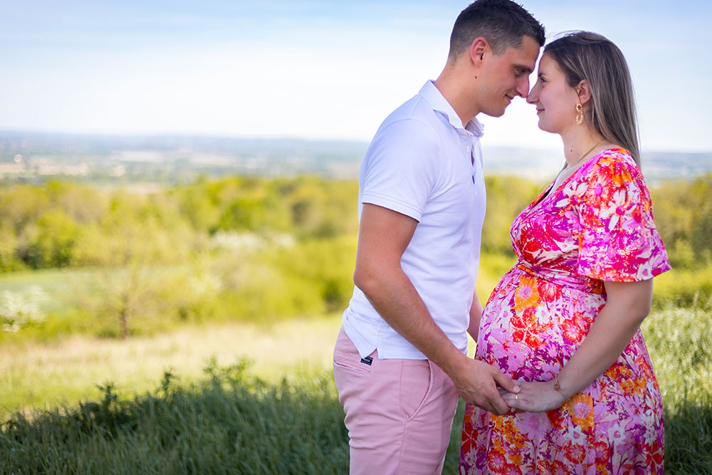 femme enceinte et papa qui se regardent lisa mazeau photographe professionnelle gironde