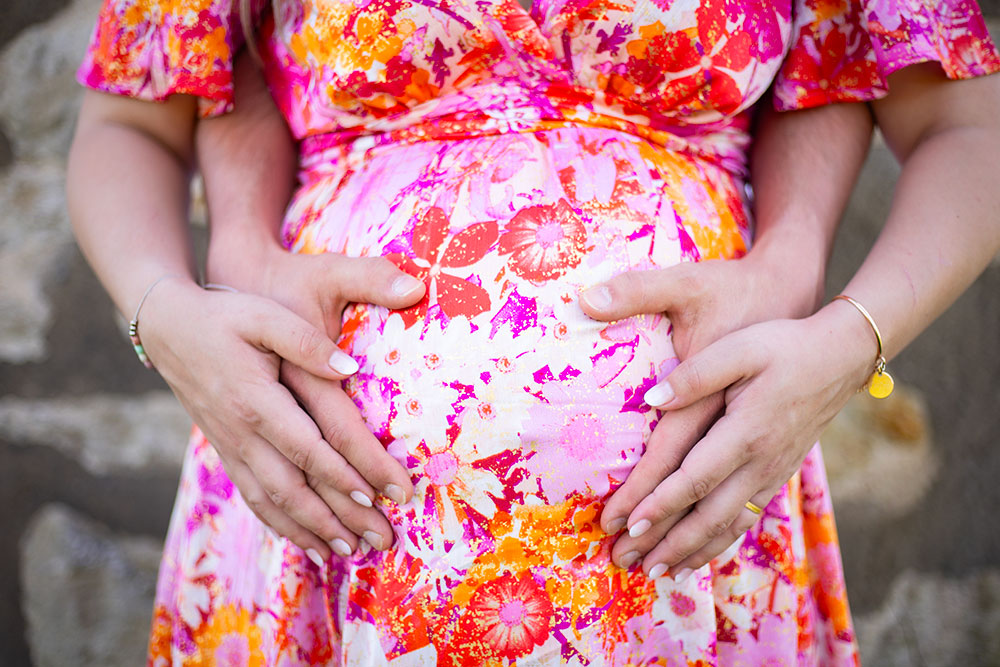 mains sur ventre femme enceinte lisa mazeau photographe professionnelle gironde