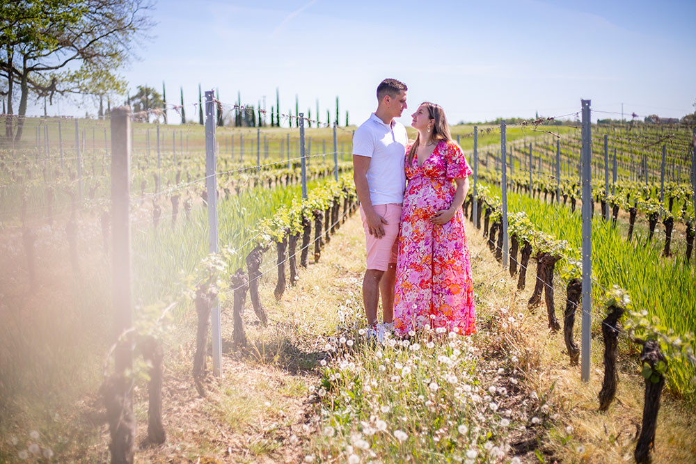 couple femme enceinte dans vigne lisa mazeau photographe professionnelle gironde