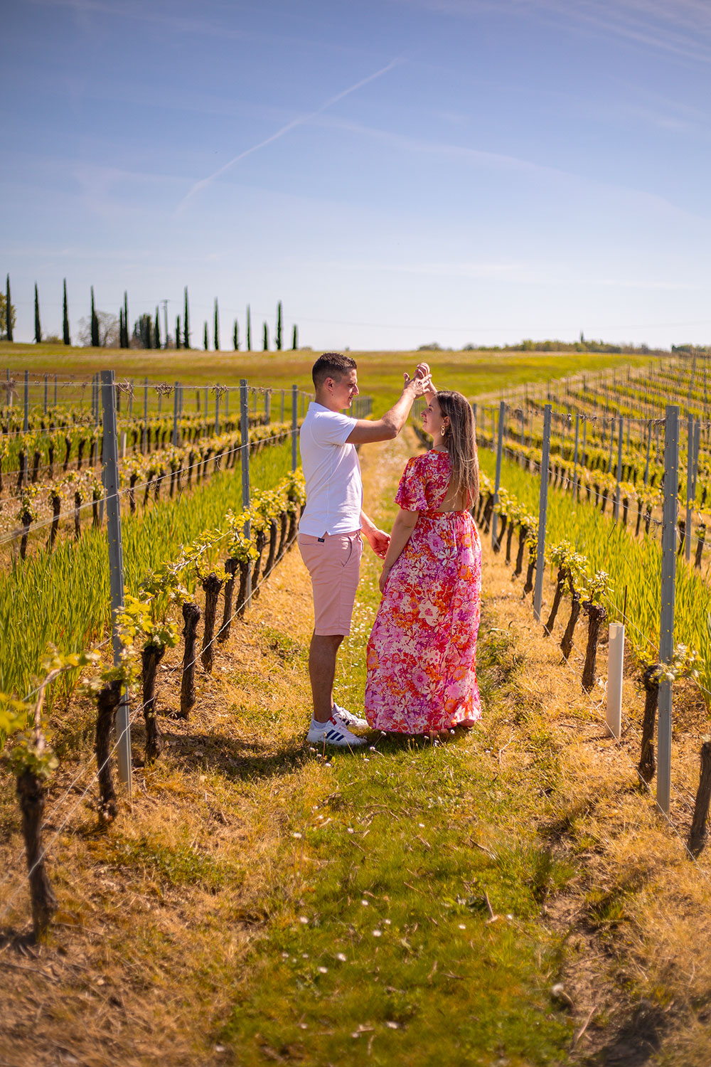 couple femme enceinte danse dans vigne lisa mazeau photographe professionnelle gironde