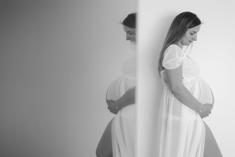 femme enceinte blanc lisa mazeau photographe professionnelle gironde