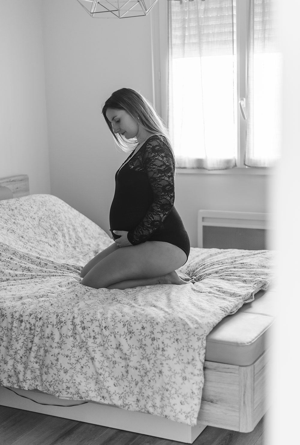 femme enceinte body noir lit lisa mazeau photographe professionnelle gironde