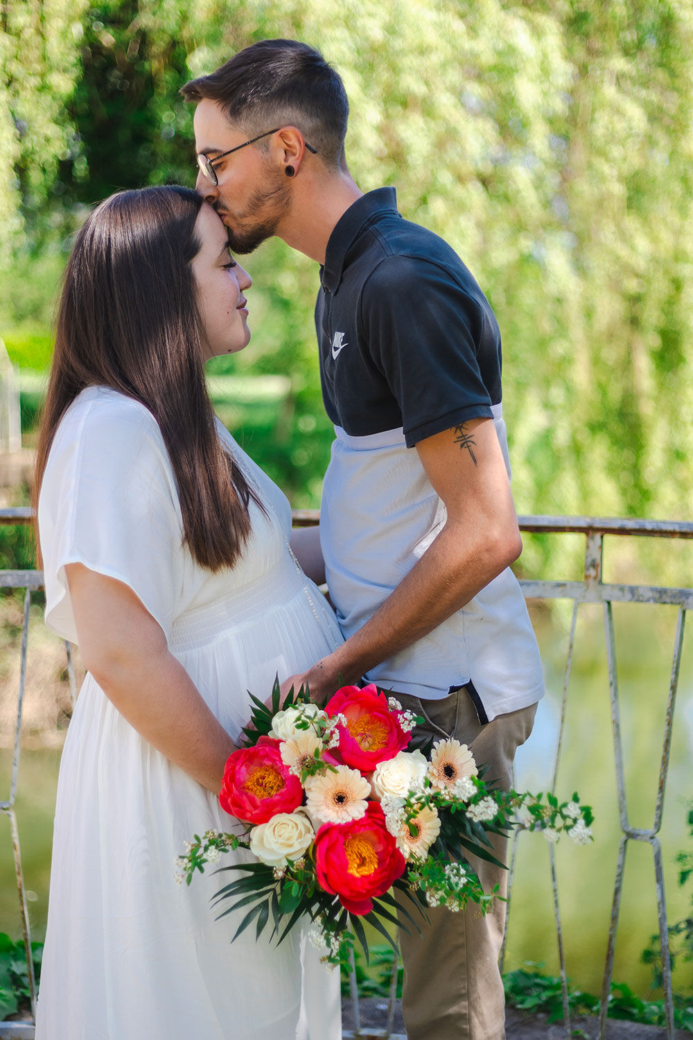 femme enceinte bisou nature lisa mazeau photographe professionnelle gironde