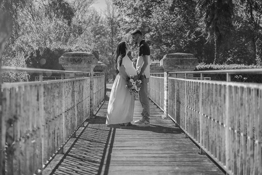 femme enceinte et papa noir et blanc moulin duellas lisa mazeau photographe professionnelle gironde