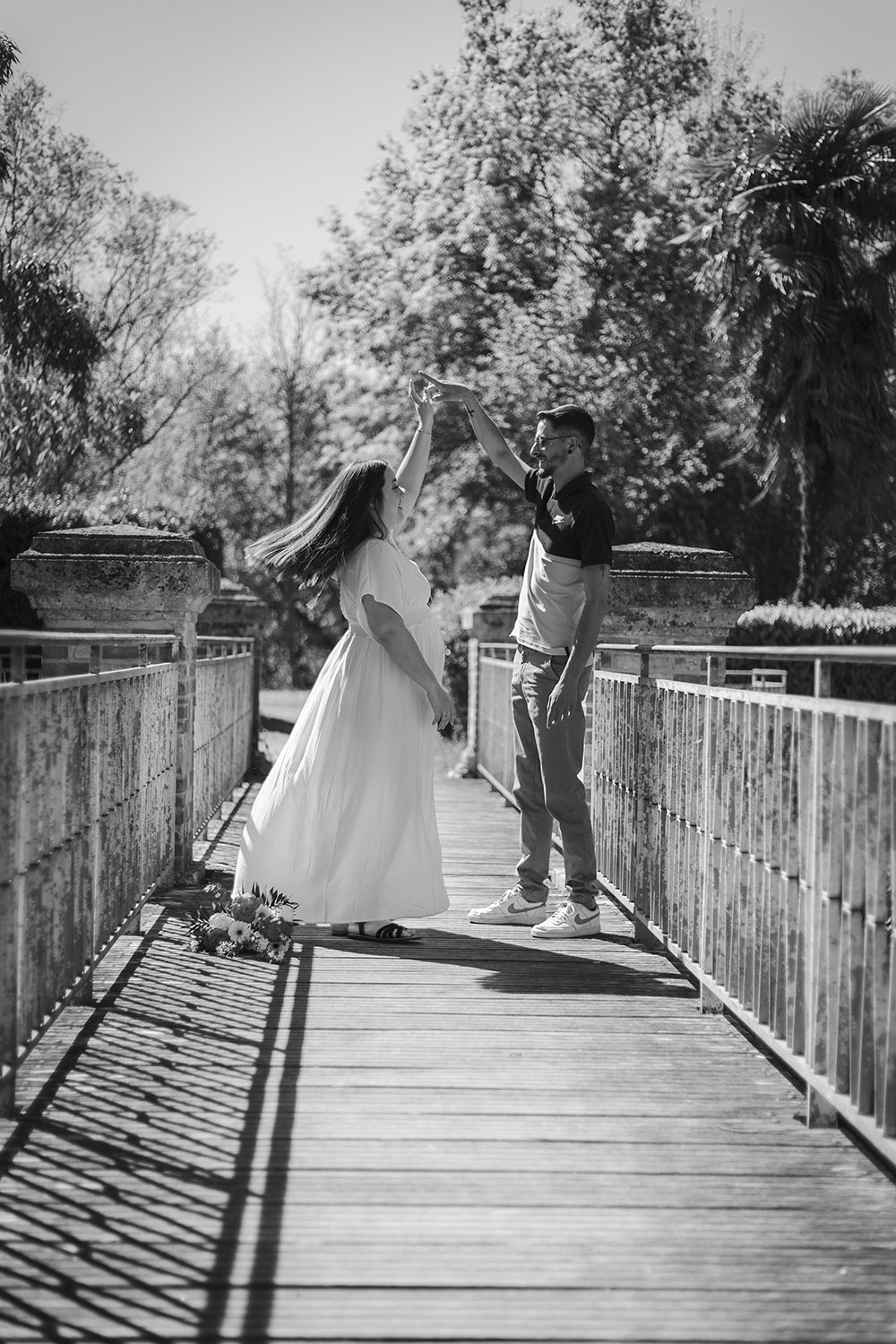 femme enceinte et papa dansent pont moulin duellas lisa mazeau photographe professionnelle gironde