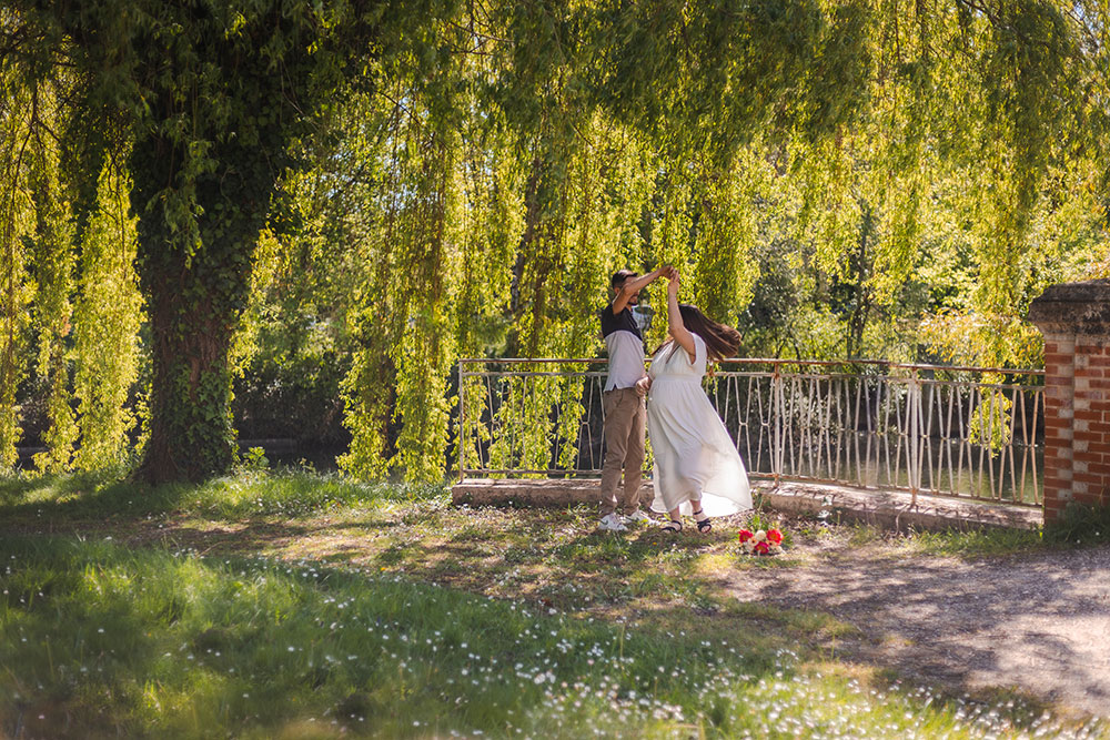 femme enceinte et papa dansent saule pleureur moulin duellas lisa mazeau photographe professionnelle gironde
