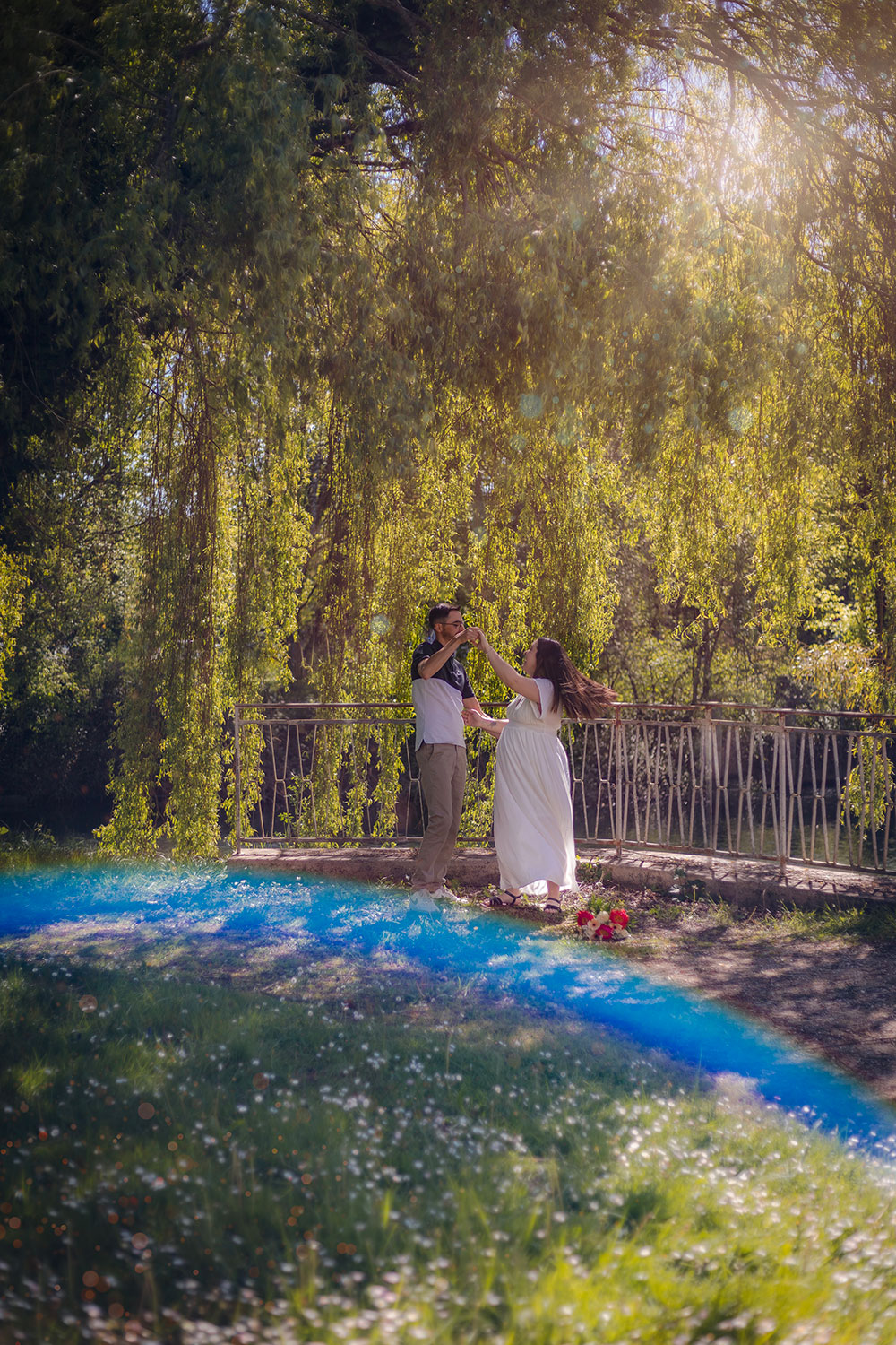 femme enceinte et papa dansent saule pleureur lumière moulin duellas lisa mazeau photographe professionnelle gironde