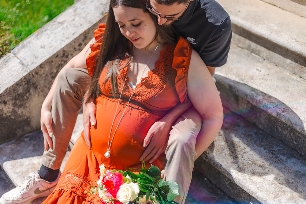 femme enceinte robe orange escalier pierre moulin duellas lisa mazeau photographe professionnelle gironde