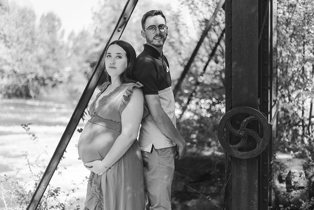 femme enceinte dos à dos moulin duellas lisa mazeau photographe professionnelle gironde