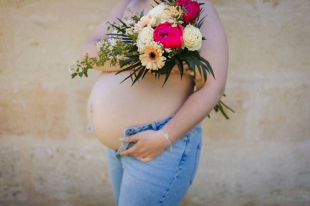 femme enceinte bouquet fleurs lisa mazeau photographe professionnelle gironde