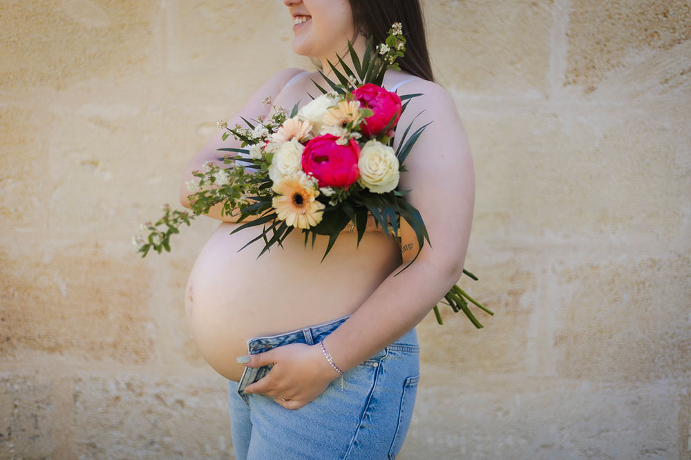 femme enceinte fleurs lisa mazeau photographe professionnelle gironde