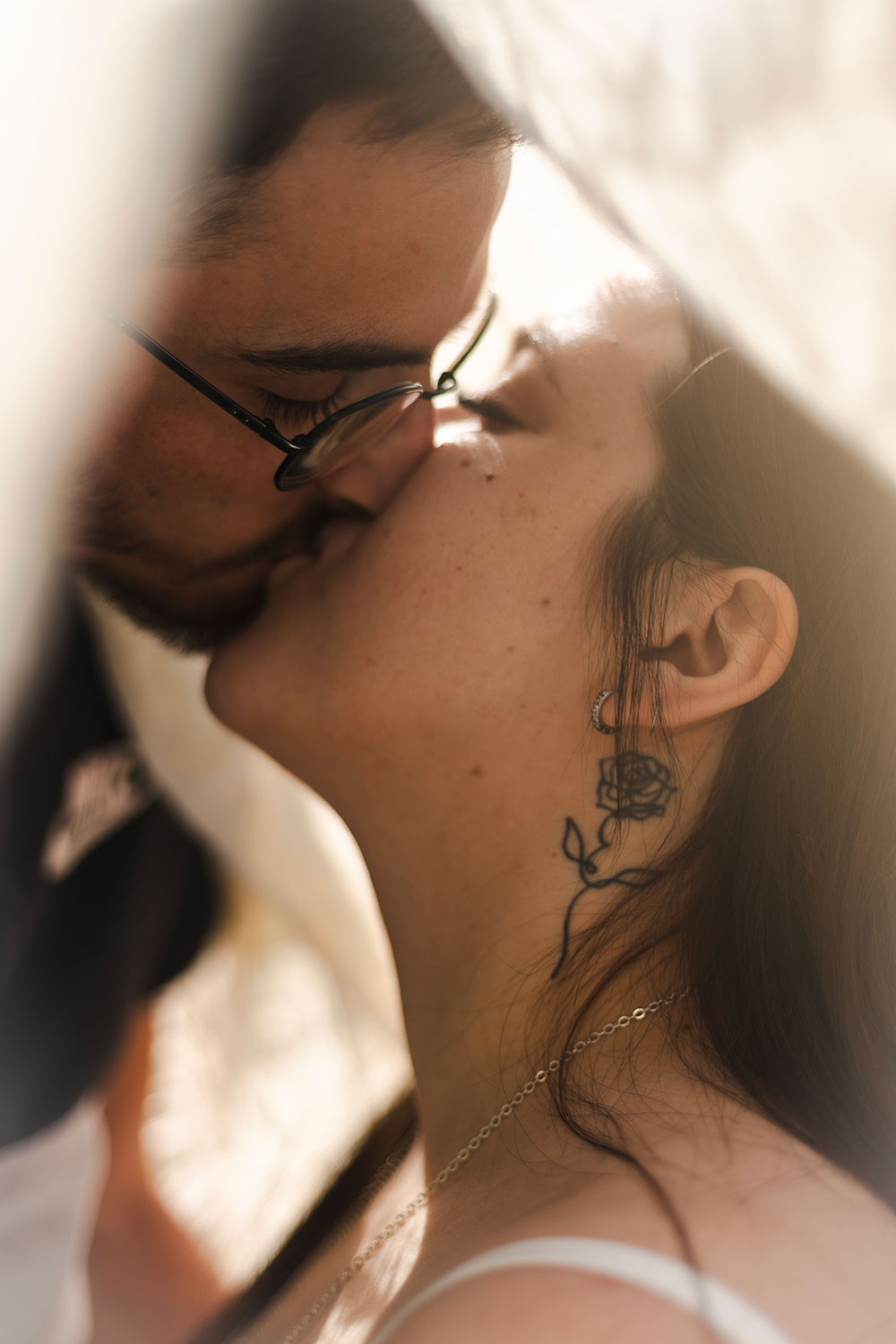 couple qui s'embrasse lisa mazeau photographe professionnelle gironde