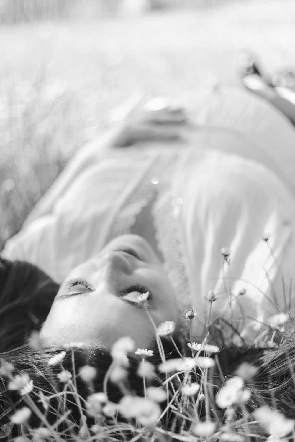 femme enceinte allongée lisa mazeau photographe professionnelle gironde