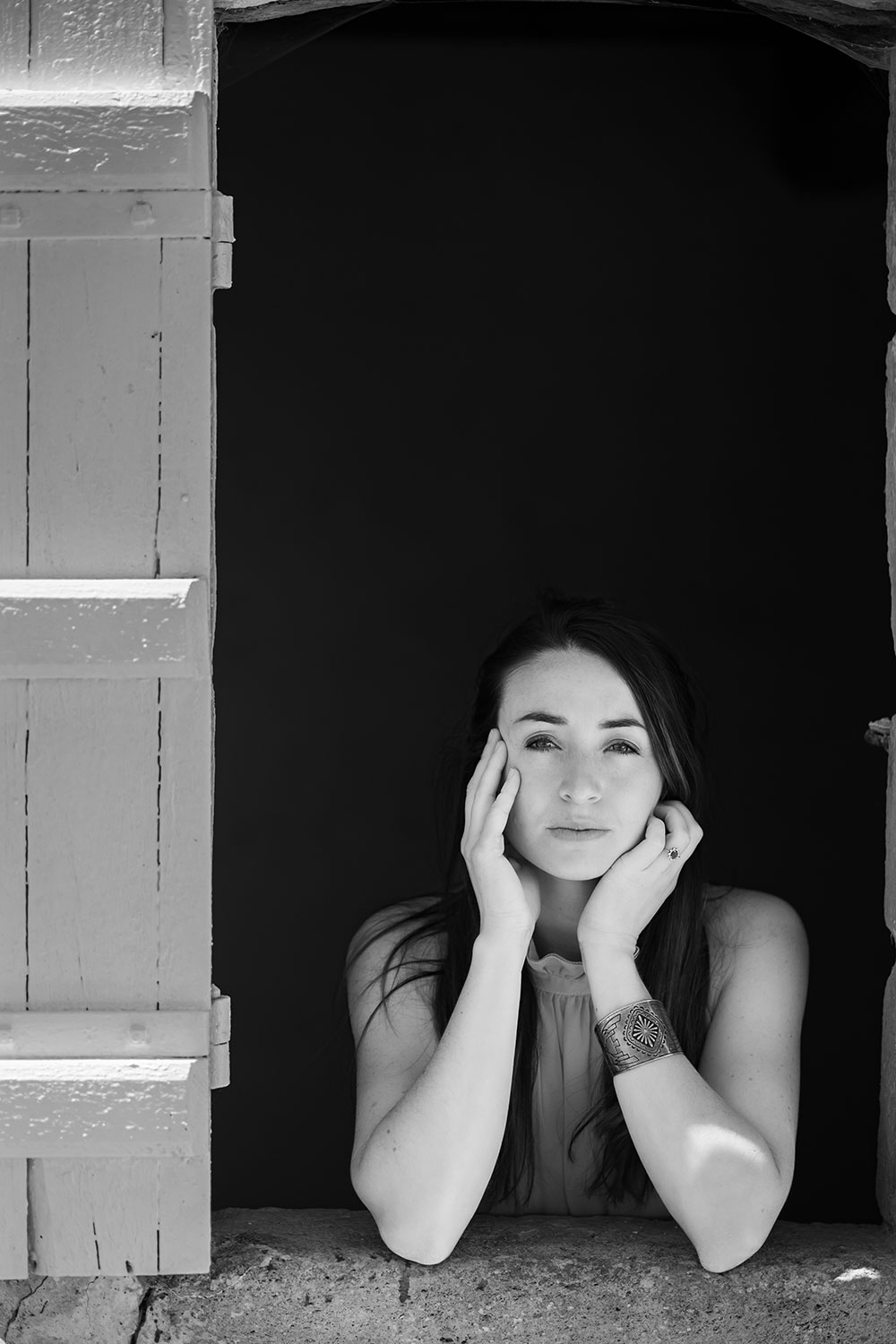 portrait en noir et blanc sérieux de la photographe lisa mazeau