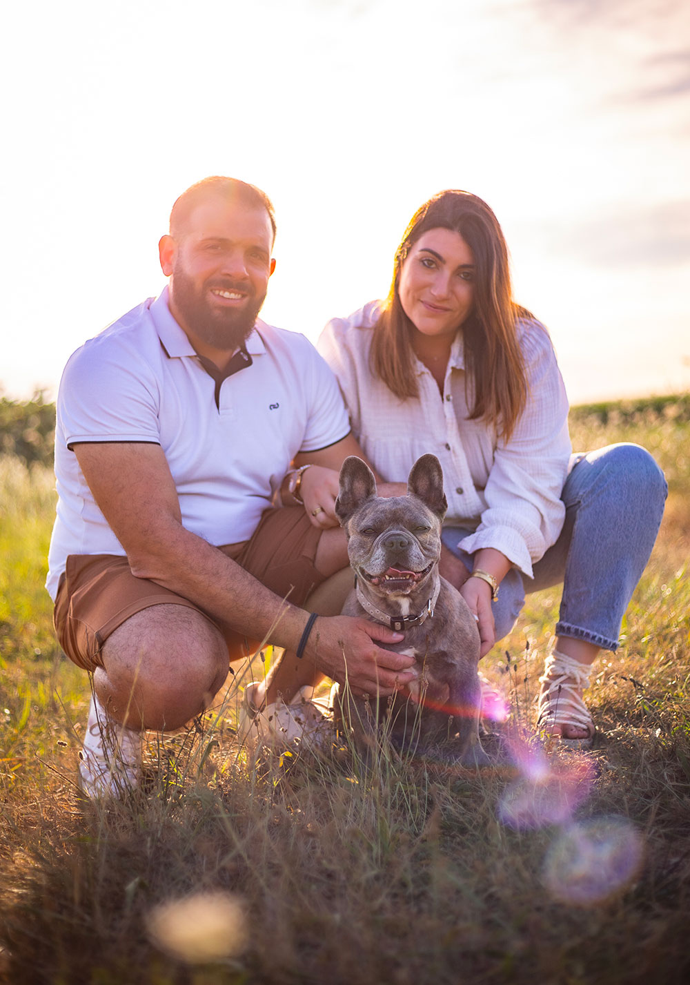 portrait de chien boxer dans champ de fleurs avec homme et femme lisa mazeau photographe professionnelle gironde