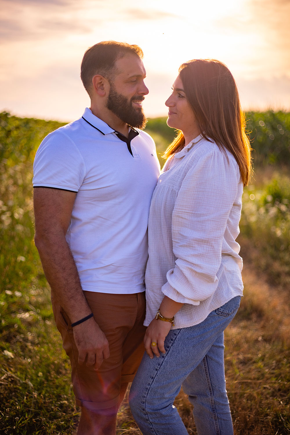 couple qui se regarde tendrement lisa mazeau photographe professionnelle gironde